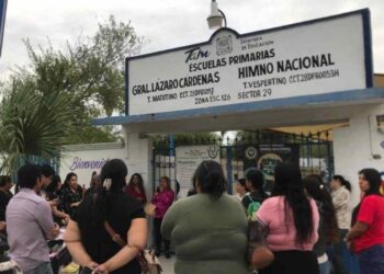 Niños toman clases entre escombros