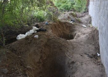 Es un tormento sepultar los restos de sus familiares