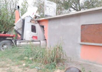 Colisión de tráiler contra taller mecánico en carretera Victoria-Monterrey