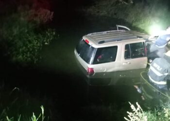 Pareja de adultos mayores resulta herida tras accidente: su camioneta cae a canal de aguas negras