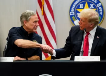 Greg Abbott da espaldarazo a Donald Trump