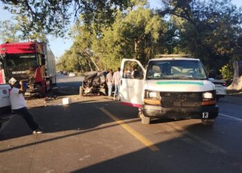 Choque entre tractocamión y camioneta deja a una persona sin vida en carretera Victoria-Monterrey