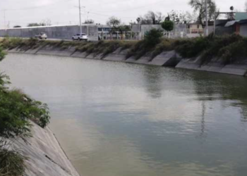 Alertan a vecinos por nivel de agua en el canal Rodhe