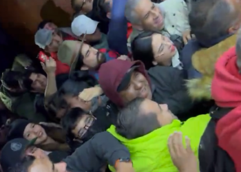 Porros de Samuel García derriban puerta de la Cámara de Diputados de Nuevo León