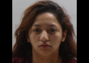 Mujer arrestada por golpear a su novio
