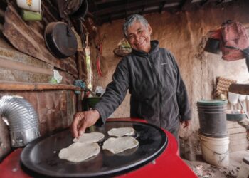 Beneficia DIF Tamaulipas a familias de San Carlos con estufas ecológicas