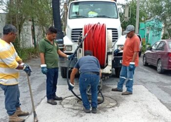 Se benefician vecinos de fraccionamiento Las Pirámides con desazolve de drenaje sanitario