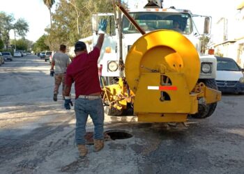 Atiende COMAPA reporte de fuga de agua residual en colonia El Anhelo