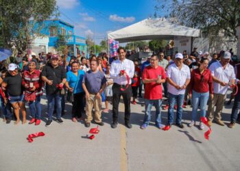 Reciben familias pavimentación por 5.1 MDP y reconocen labor de Carlos Peña Ortiz