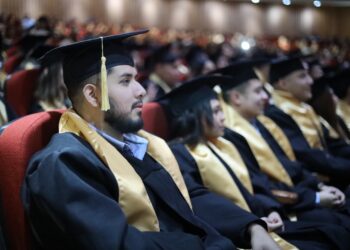 Entrega Universidad Tecnológica de Nuevo Laredo nueva generación de profesionistas a Tamaulipas