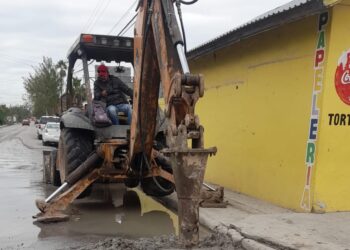 Reactiva COMAPA suministro de agua en calle del fraccionamiento Reynosa