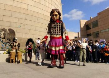 La pequeña Amal: ¿qué representa la marioneta gigante que recorre México?