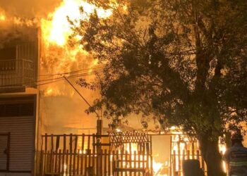 Desalojan a 40 personas por mega incendio en Monterrey