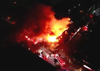 Fuerte incendio consume carbonera en Monterrey