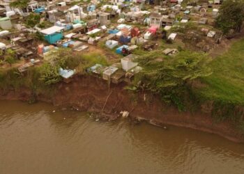 Río Grijalva se come panteón en Tabasco