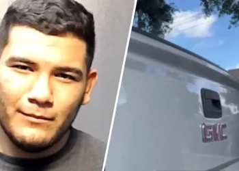 Huye y choca contra un poste