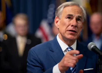 Aprueba Greg Abbott ley que permite detener a migrantes