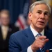 Aprueba Greg Abbott ley que permite detener a migrantes