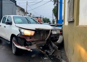 Conductor hospitalizado tras choque en el centro de Victoria