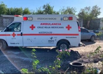 Encuentra cadáver de hombre atado debajo de un vehículo
