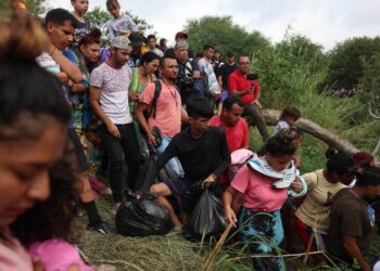Cruce masivo de migrantes en el Río Bravo pone en riesgo a familias enteras