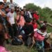 Cruce masivo de migrantes en el Río Bravo pone en riesgo a familias enteras
