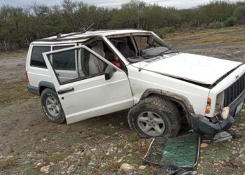 Familia sobrevive a volcadura en la carretera rumbo a El Mante