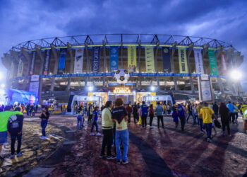 ¡Se armó la bronca! Aficionados se agarraron a golpes adentro del Azteca