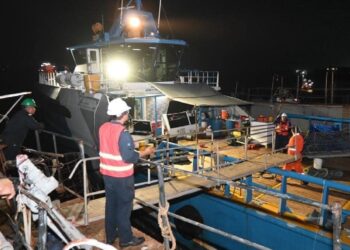 Encalla dique en Puente El Zacatal en Ciudad del Carmen
