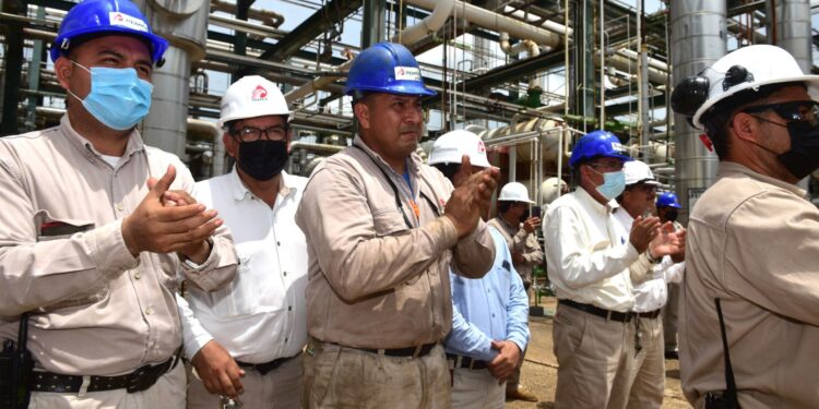 COATZACOALCOS, VERACRUZ, 17JULIO2022.- Andrés Manuel López Obrador, Presidente de México, y Rocío Nahle, secretaria de Energía, recorrieron las instalaciones del Complejo Petroquímico La Cangrejera, ahí saludaron a trabajadores de Pemex. 
FOTO: PRESIDENCIA/CUARTOSCURO.COM