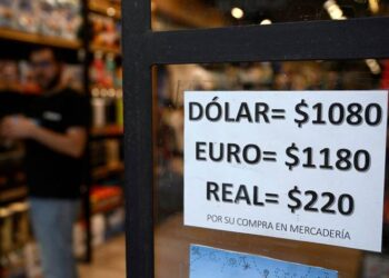 Gobierno de Milei devalúa más de 50% la moneda de Argentina