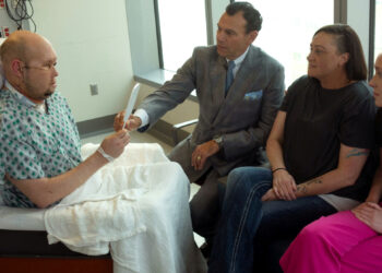 Médicos realizan el primer trasplante de ojo completo