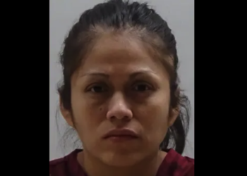 Mujer intenta manejar ebria con cuatro niños