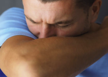 Hombre se perforara la garganta al evitar un estornudo