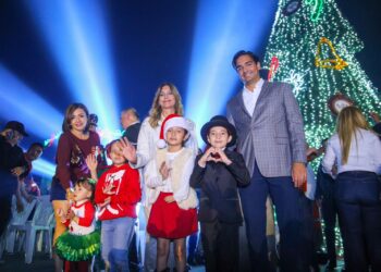 Acompañado por más de 7 Mil reynosenses el Alcalde Carlos Peña Ortiz encendió el Pino de Navidad