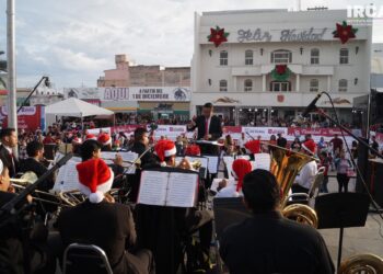 Participan agrupaciones artísticas IRCA en encendido del pino