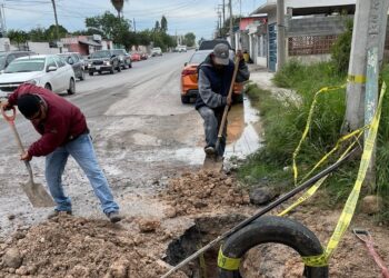 Trabaja COMAPA en reparación de fuga de agua en Las Cumbres