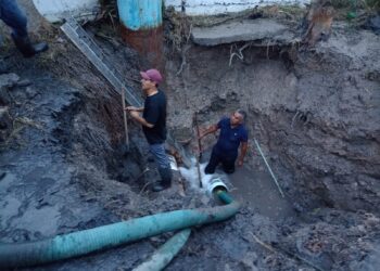 Atiende COMAPA fuga de agua en planta de rebombeo Granjas