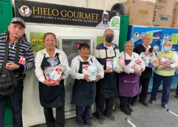 DIF Reynosa entrega canasta básica a abuelitos empacadores