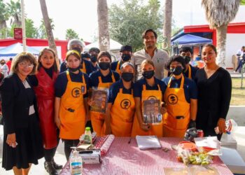 Otorga Presidente Municipal Carlos Peña Ortiz Becas a estudiantes del ITACE