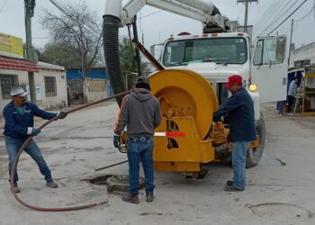 Desazolva COMAPA líneas generales en la colonia Aquiles Serdán