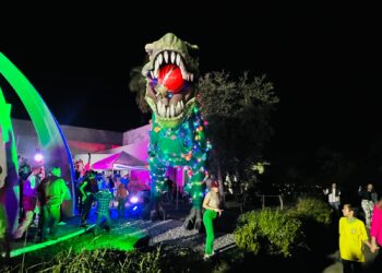 Encienden el “Dino Navideño” en el Tamux, en medio de villancicos, bailes y Santa Claus