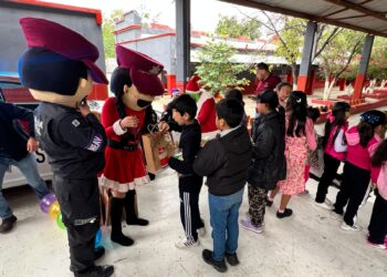 Guardia Estatal realiza convivencia navideña con niños y niñas de primaria