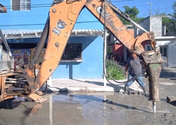 Trabaja COMAPA en la reparación de una fuga de agua potable en la colonia Burocrática
