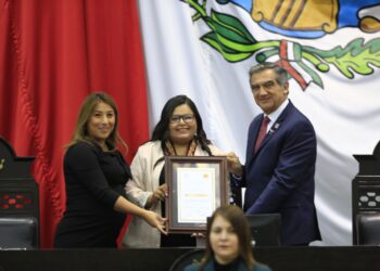 Atestigua Américo entrega de medalla al mérito a investigadora matamorense