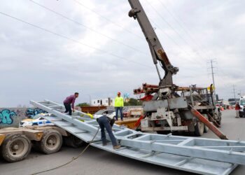 Retira Ayuntamiento de Reynosa anuncio vial dañado por choque