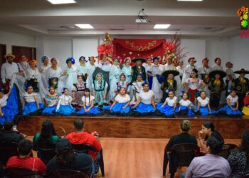 Bailan al ritmo de la Navidad en el IRCA