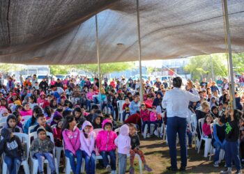 Niños reciben regalos en Posada Navideña con el Alcalde Carlos Peña Ortiz