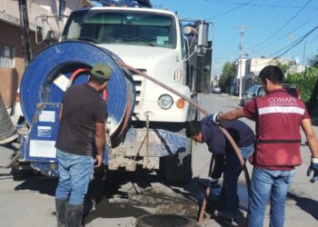 Desazolva COMAPA drenaje sanitario en colonia Bermúdez