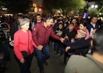 Américo y María conviven con familias durante desfile navideño